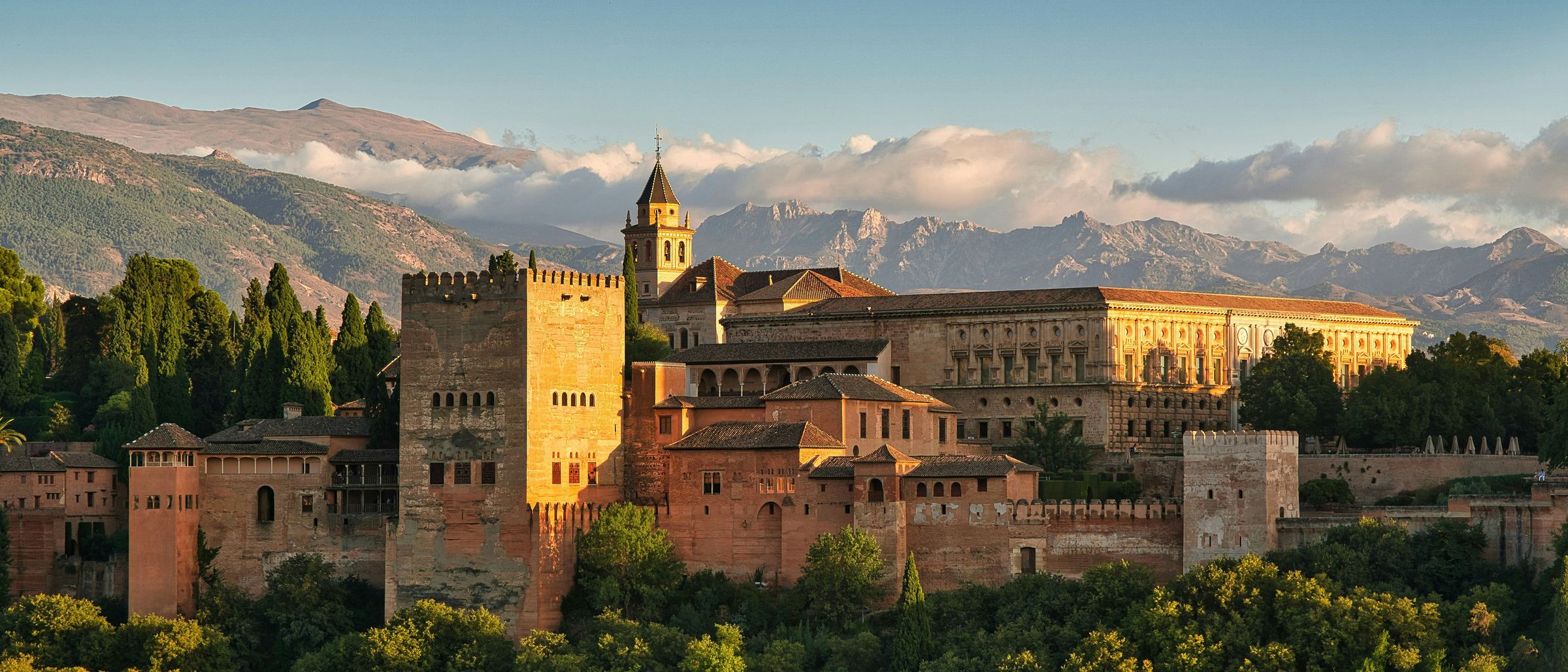 Die Alhambra in Granada im Abendlicht vor der Sierra Nevada