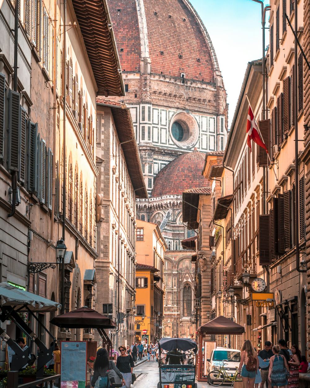 Gasse in Florenz mit Blick auf die Domkuppel